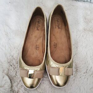 Soft Style by Hush Puppies Gold Flats with Bow Size 8.5M